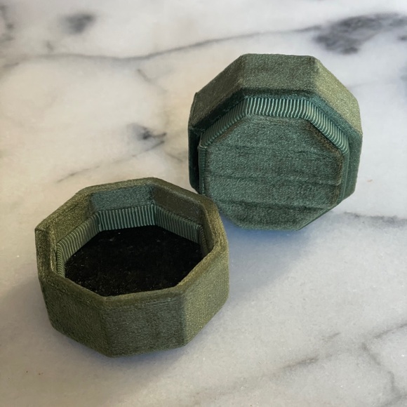 Green Velvet Ring Box - Picture 3 of 4